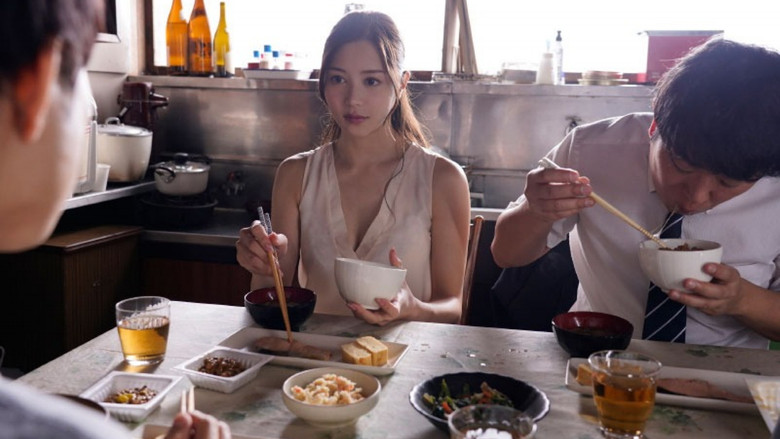 кадр из фильма ATID-557 数年ぶりに地元に帰ってきた僕は、憧れの兄嫁さんと汗だくになりながらハメまくった。 白峰ミウ