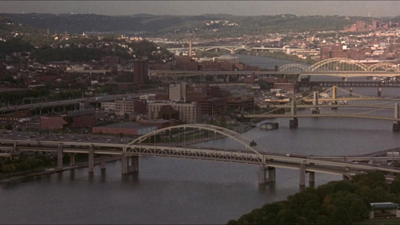 кадр из фильма Соседи по комнате