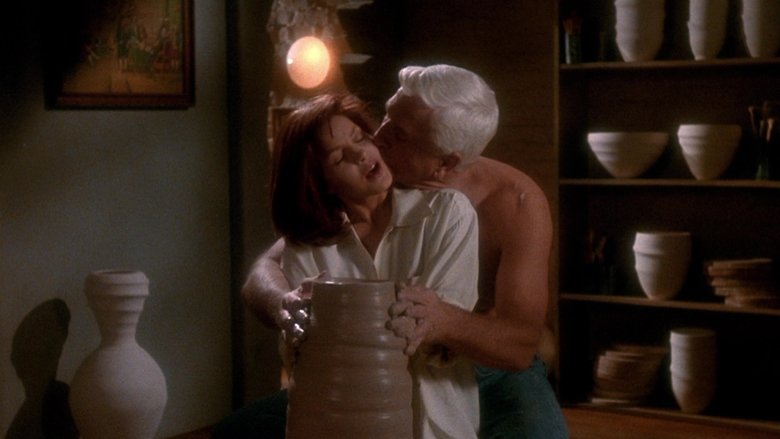 кадр из фильма Голый пистолет 2½: Запах страха