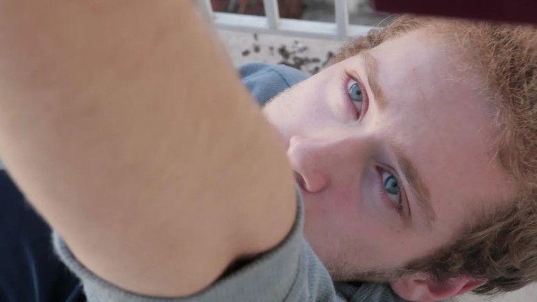 кадр из фильма Το Αγόρι Τρώει το Φαγητό του Πουλιού