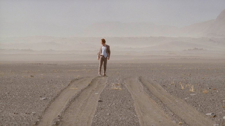 кадр из фильма Неуместный человек