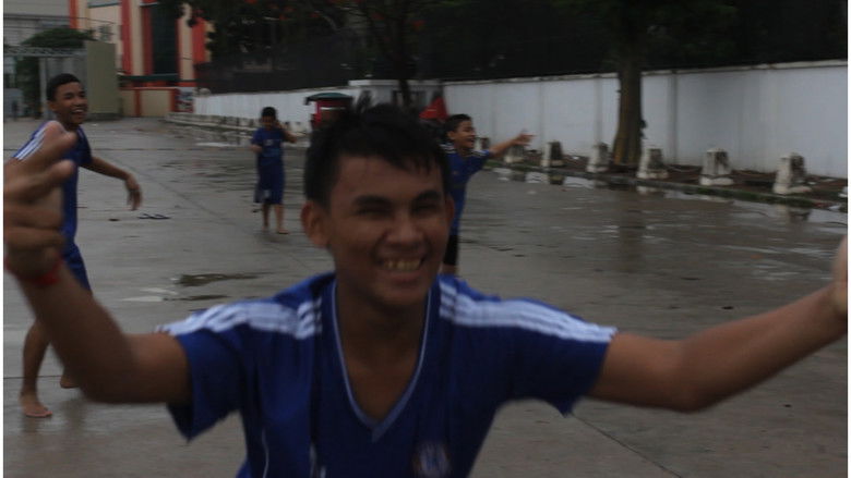 кадр из фильма ពនេចរ