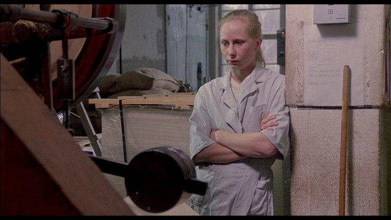 кадр из фильма Девушка со спичечной фабрики