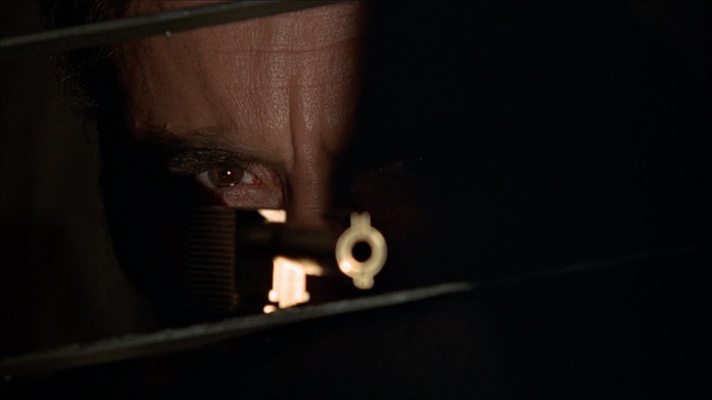 кадр из фильма 007: Человек с золотым пистолетом