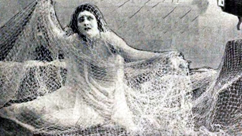 кадр из фильма Trilby