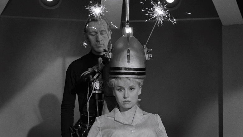 кадр из фильма Так держать, шпионы!