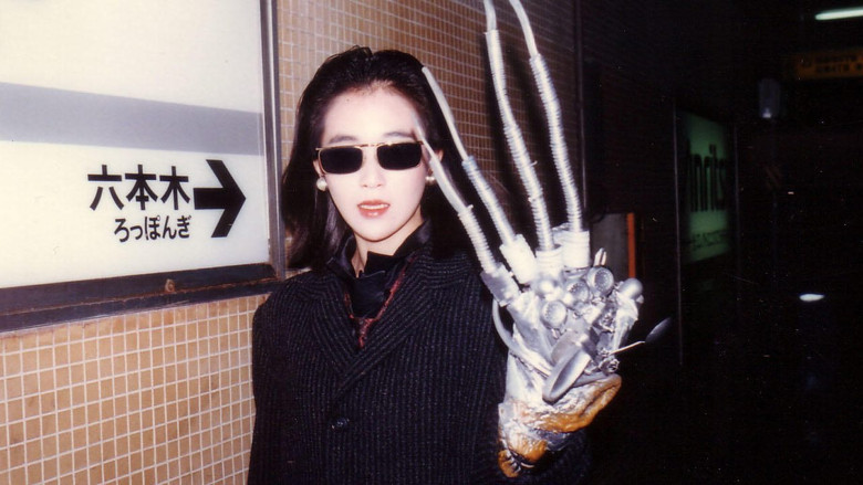 кадр из фильма Странное существо обычного размера