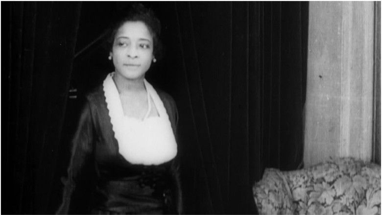 кадр из фильма В нашем дворе