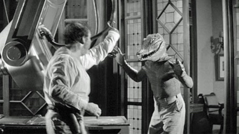 кадр из фильма The Alligator People