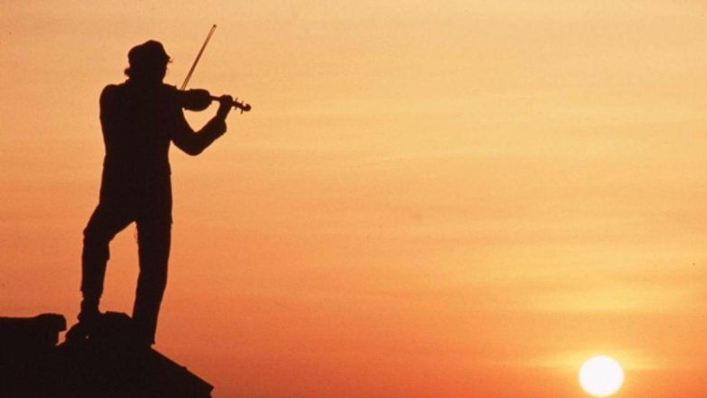 кадр из фильма Скрипач на крыше