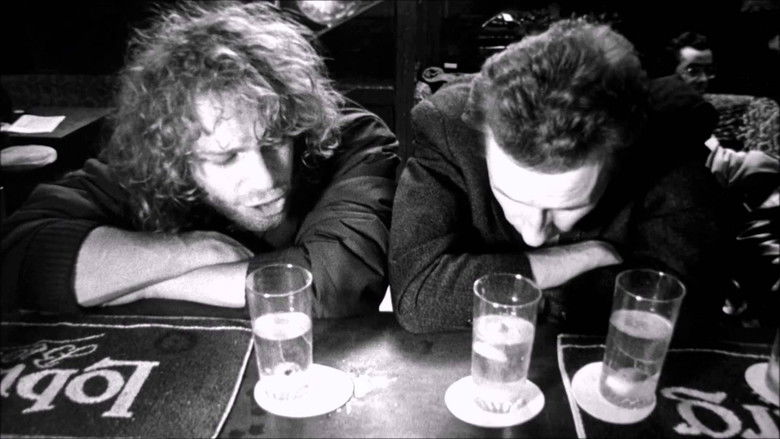 кадр из фильма Человек кусает собаку