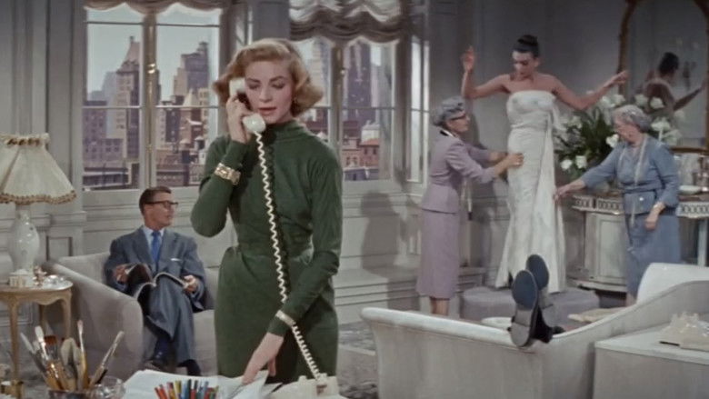 кадр из фильма Модельерша