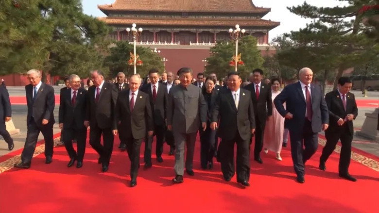 кадр из фильма Les Empires contre-attaquent