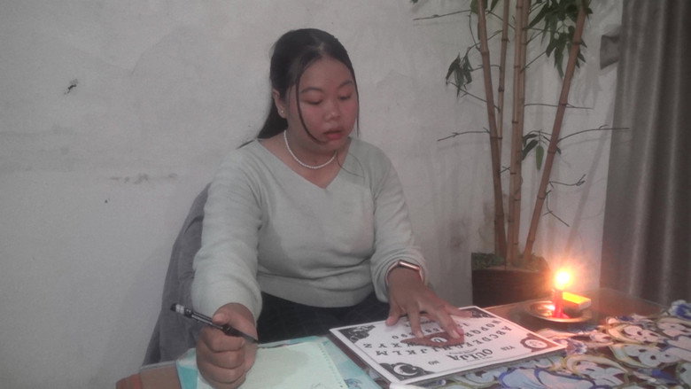 кадр из фильма JOURNAL Halloween Edition: Ouija Board