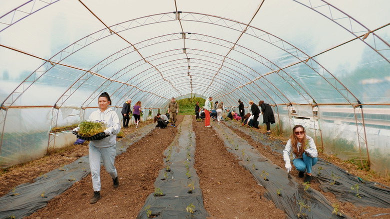 кадр из фильма Градината на доброто