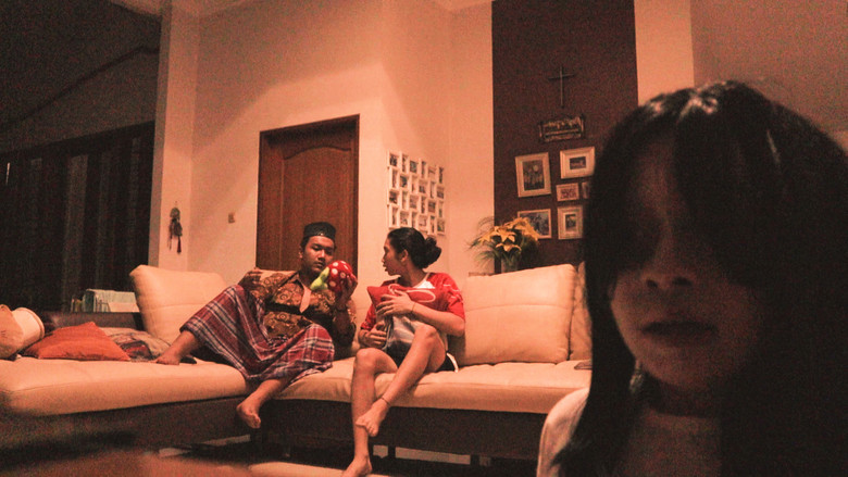 кадр из фильма PENAMPAKAN MANUSIA PALING BAHAGIA: SEBUAH UJI NYALI DI RUMAH KELUARGA BAPAK BUDI (SPESIAL 1 JUTA SUBSCRIBERS)