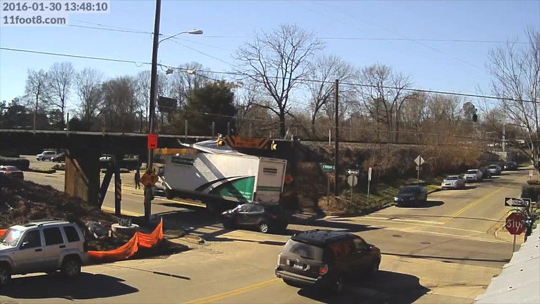 кадр из фильма OVERHEIGHT MUST TURN