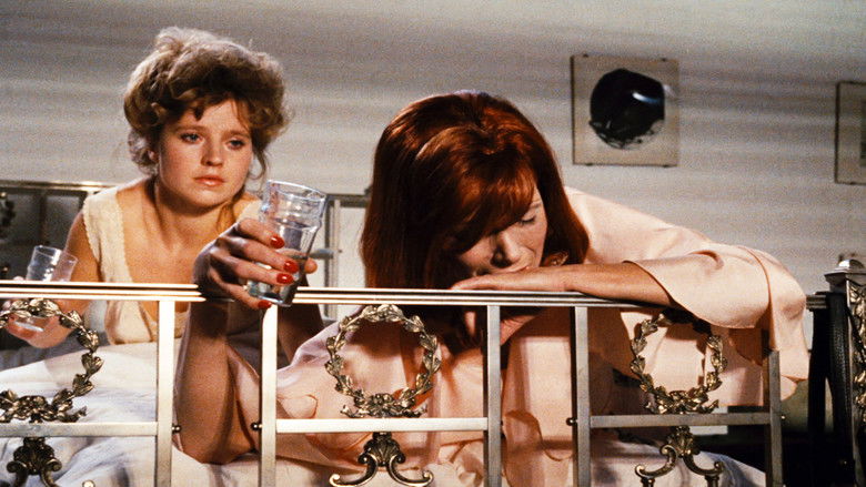 кадр из фильма Горькие слезы Петры Фон Кант