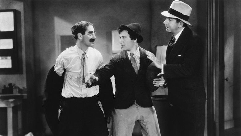 кадр из фильма Лошадиные перья