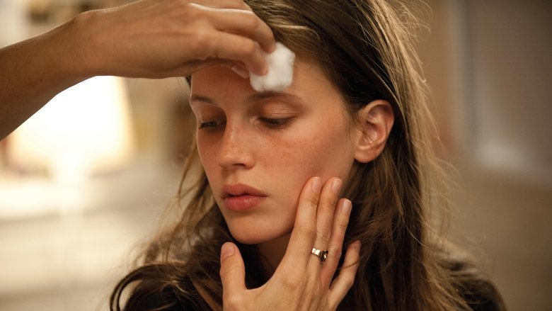 кадр из фильма Молода и прекрасна