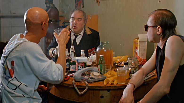 кадр из фильма Чёрная роза — эмблема печали, красная роза — эмблема любви