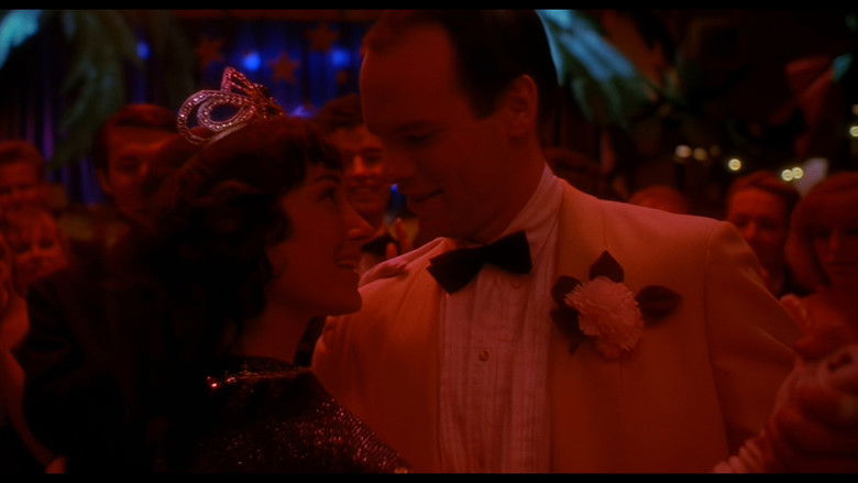 кадр из фильма Школьный бал 2: Привет Мэри Лу