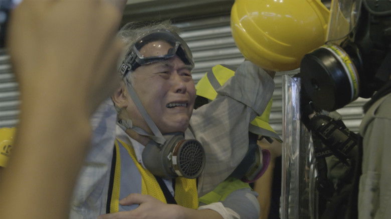 кадр из фильма 進擊的老人 — 彎了腰仍挺著走路