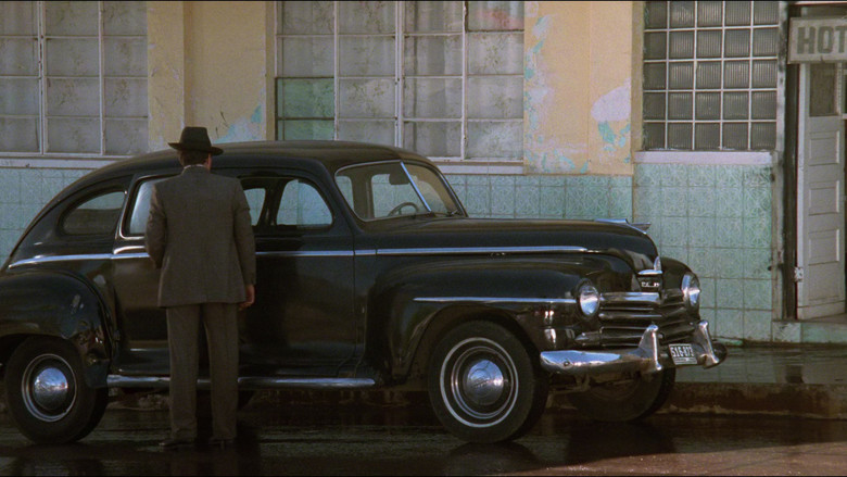 кадр из фильма Кроваво-красный