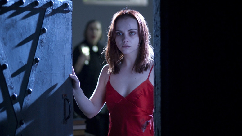 кадр из фильма Жизнь за гранью