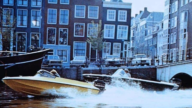 кадр из фильма Кукла на цепи