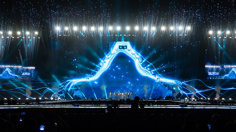 кадр из фильма 세븐틴 [라잇 히어] 월드 투어 인 시네마