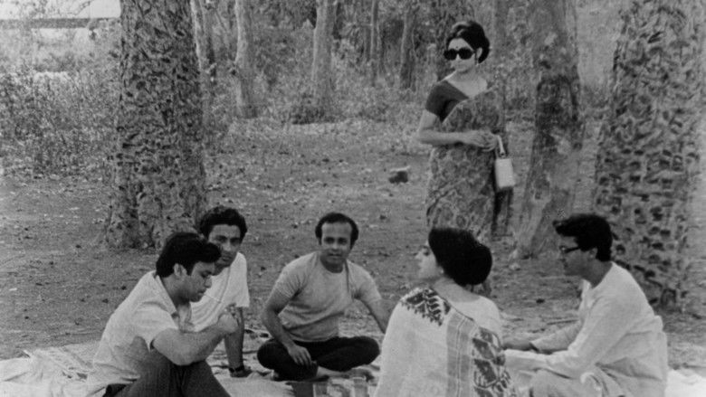 кадр из фильма Дни и ночи в лесу