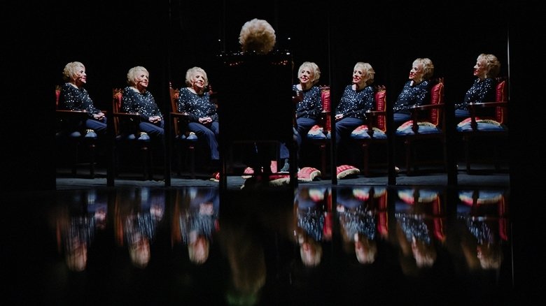 кадр из фильма El Escandaloso Encanto de los Egos Rotos