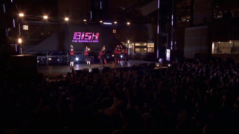 кадр из фильма THE けやき坂 GUERRiLLA BiSH at ROPPONGi HiLLS ARENA