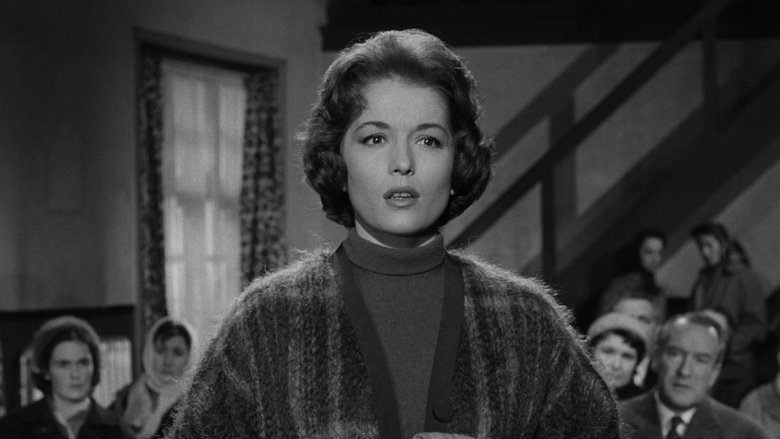 кадр из фильма Деревня проклятых