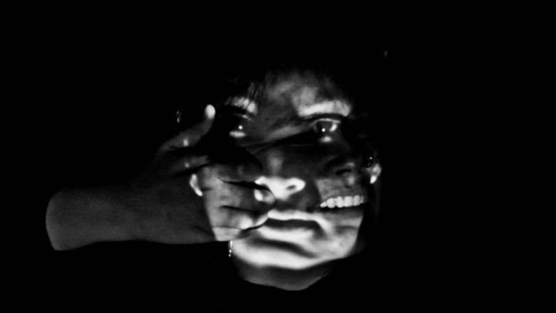 кадр из фильма A Veces Quisiera Arrancarme La Piel