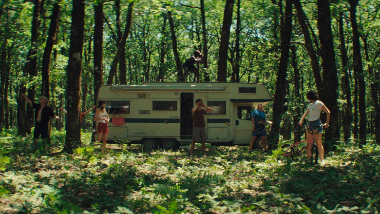 кадр из фильма Οι άγριες μέρες μας