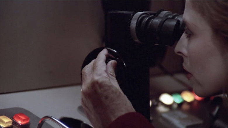 кадр из фильма L'occhio dietro la parete