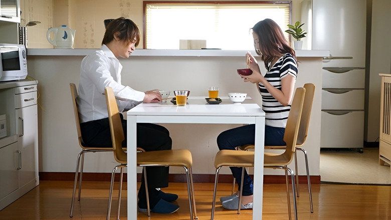 кадр из фильма 夫のいない数日間、夫の部下に抱かれ続けた記録。