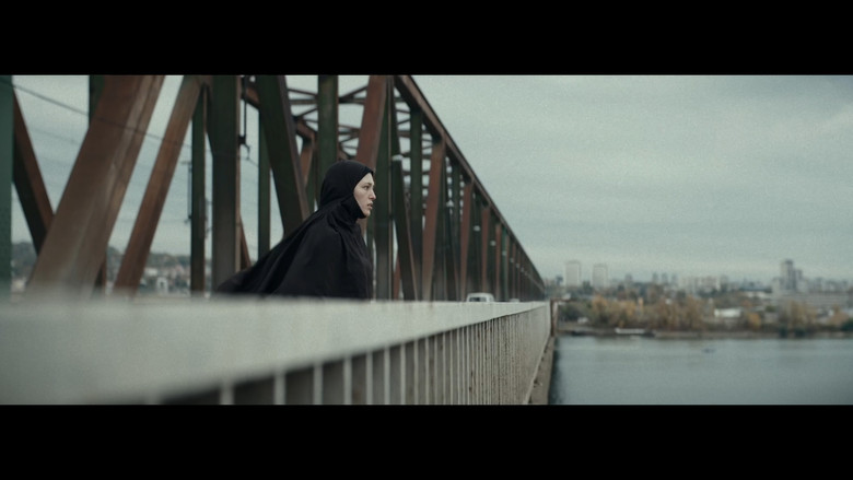 кадр из фильма Между Богами