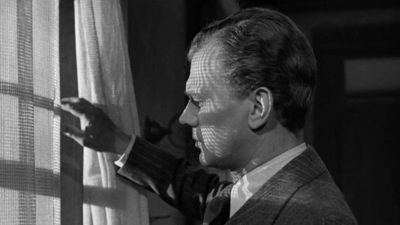 кадр из фильма Тень сомнения