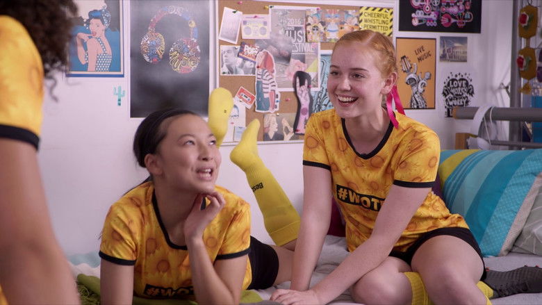 кадр из фильма По ту сторону сетки