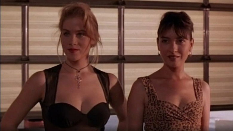 кадр из фильма По ту сторону Луны