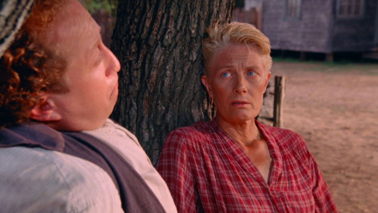 кадр из фильма The Ballad of the Sad Cafe