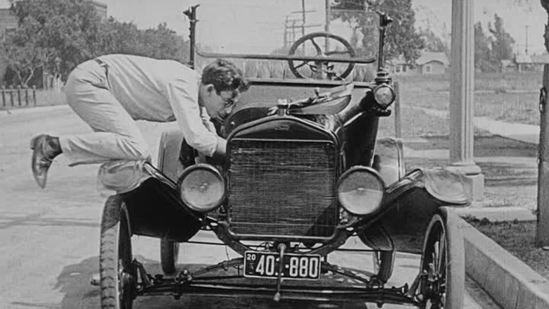 кадр из фильма Убирайся или прячься