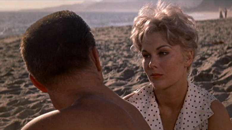 кадр из фильма Мы незнакомы, когда встречаемся