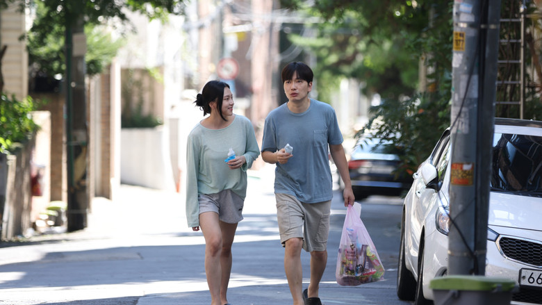 кадр из фильма 어쩌면 우린 헤어졌는지 모른다