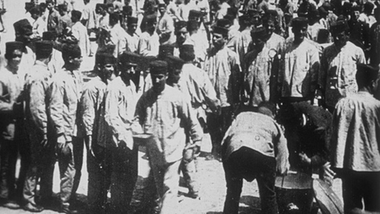 кадр из фильма Distribution des vivres aux soldats