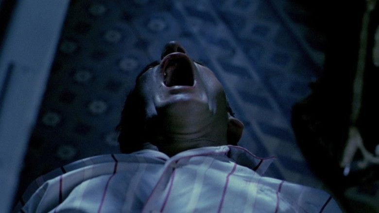 кадр из фильма За стеклом