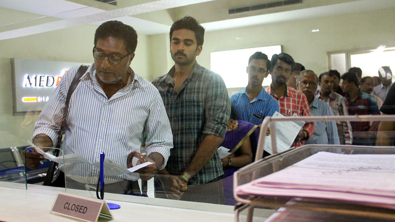 кадр из фильма சில சமயங்களில்